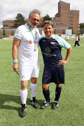 Thomas Mir und Patrick Bach beim Benefiz-Fußballspiel Kicken mit Herz 2023 zu Gunsten des Herzzentrums des UKE im Stadiun Hoheluft. Hamburg, 03.09.2023