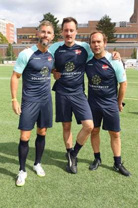 Micky Beisenherz, Mark Tavassol und Axel Bosse beim Benefiz-Fußballspiel Kicken mit Herz 2023 zu Gunsten des Herzzentrums des UKE im Stadiun Hoheluft. Hamburg, 03.09.2023