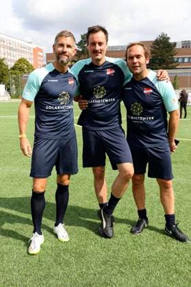 Micky Beisenherz, Mark Tavassol und Axel Bosse beim Benefiz-Fußballspiel Kicken mit Herz 2023 zu Gunsten des Herzzentrums des UKE im Stadiun Hoheluft. Hamburg, 03.09.2023