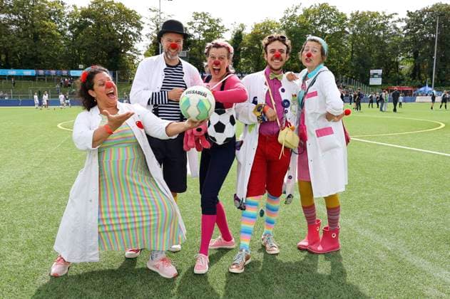 Klinik Clowns beim Benefiz-Fußballspiel Kicken mit Herz 2023 zu Gunsten des Herzzentrums des UKE im Stadiun Hoheluft. Hamburg, 03.09.2023