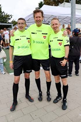 Das Schiedsrichterteam mit Lou Richter beim Benefiz-Fußballspiel Kicken mit Herz 2023 zu Gunsten des Herzzentrums des UKE im Stadiun Hoheluft. Hamburg, 03.09.2023