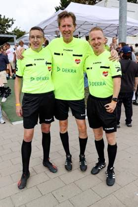 Das Schiedsrichterteam mit Lou Richter beim Benefiz-Fußballspiel Kicken mit Herz 2023 zu Gunsten des Herzzentrums des UKE im Stadiun Hoheluft. Hamburg, 03.09.2023