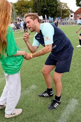 Johannes Oerding beim Benefiz-Fußballspiel Kicken mit Herz 2023 zu Gunsten des Herzzentrums des UKE im Stadiun Hoheluft. Hamburg, 03.09.2023