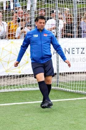 Tim Mälzer beim Benefiz-Fußballspiel Kicken mit Herz 2023 zu Gunsten des Herzzentrums des UKE im Stadiun Hoheluft. Hamburg, 03.09.2023
