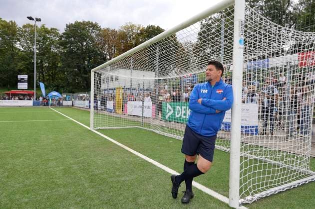 Tim Mälzer beim Benefiz-Fußballspiel Kicken mit Herz 2023 zu Gunsten des Herzzentrums des UKE im Stadiun Hoheluft. Hamburg, 03.09.2023