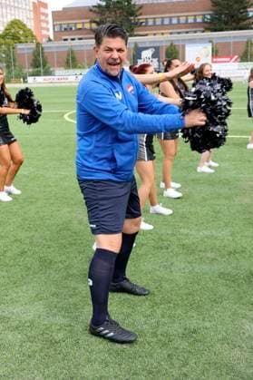 Tim Mälzer beim Benefiz-Fußballspiel Kicken mit Herz 2023 zu Gunsten des Herzzentrums des UKE im Stadiun Hoheluft. Hamburg, 03.09.2023