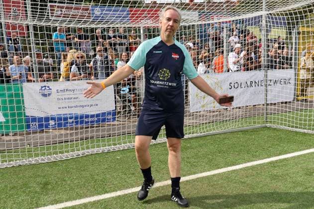Olli Schulz beim Benefiz-Fußballspiel Kicken mit Herz 2023 zu Gunsten des Herzzentrums des UKE im Stadiun Hoheluft. Hamburg, 03.09.2023