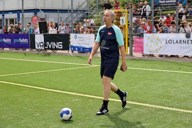 Olli Schulz beim Benefiz-Fußballspiel Kicken mit Herz 2023 zu Gunsten des Herzzentrums des UKE im Stadiun Hoheluft. Hamburg, 03.09.2023