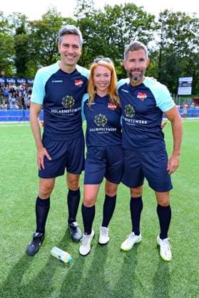 Ingo Zamperoni, Esther Roling und Micky Beisenherz beim Benefiz-Fußballspiel Kicken mit Herz 2023 zu Gunsten des Herzzentrums des UKE im Stadiun Hoheluft. Hamburg, 03.09.2023