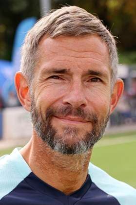 Micky Beisenherz beim Benefiz-Fußballspiel Kicken mit Herz 2023 zu Gunsten des Herzzentrums des UKE im Stadiun Hoheluft. Hamburg, 03.09.2023