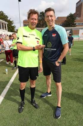 Lou Richter und Steffen Hallaschka beim Benefiz-Fußballspiel Kicken mit Herz 2023 zu Gunsten des Herzzentrums des UKE im Stadiun Hoheluft. Hamburg, 03.09.2023