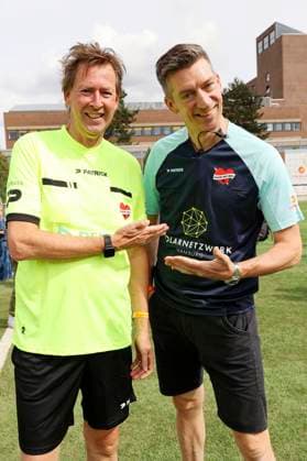 Lou Richter und Steffen Hallaschka beim Benefiz-Fußballspiel Kicken mit Herz 2023 zu Gunsten des Herzzentrums des UKE im Stadiun Hoheluft. Hamburg, 03.09.2023