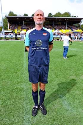Peter Lohmeyer beim Benefiz-Fußballspiel Kicken mit Herz 2023 zu Gunsten des Herzzentrums des UKE im Stadiun Hoheluft. Hamburg, 03.09.2023