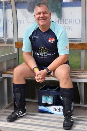 Elton beim Benefiz-Fußballspiel Kicken mit Herz 2023 zu Gunsten des Herzzentrums des UKE im Stadiun Hoheluft. Hamburg, 03.09.2023