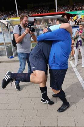 Elton und Tim Mälzer beim Benefiz-Fußballspiel Kicken mit Herz 2023 zu Gunsten des Herzzentrums des UKE im Stadiun Hoheluft. Hamburg, 03.09.2023