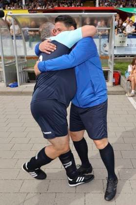 Elton und Tim Mälzer beim Benefiz-Fußballspiel Kicken mit Herz 2023 zu Gunsten des Herzzentrums des UKE im Stadiun Hoheluft. Hamburg, 03.09.2023