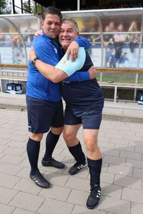 Tim Mälzer und Elton beim Benefiz-Fußballspiel Kicken mit Herz 2023 zu Gunsten des Herzzentrums des UKE im Stadiun Hoheluft. Hamburg, 03.09.2023
