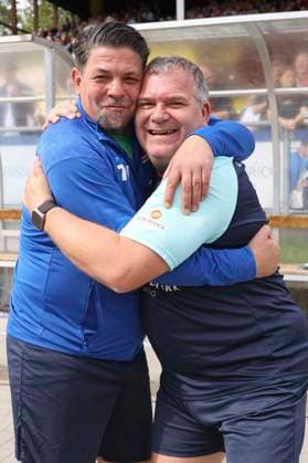 Tim Mälzer und Elton beim Benefiz-Fußballspiel Kicken mit Herz 2023 zu Gunsten des Herzzentrums des UKE im Stadiun Hoheluft. Hamburg, 03.09.2023