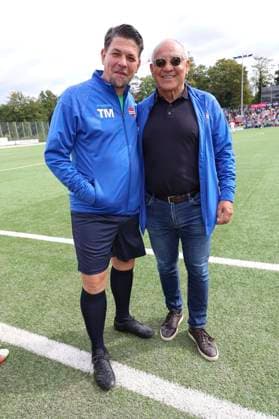 Tim Mälzer und Felix Magath beim Benefiz-Fußballspiel Kicken mit Herz 2023 zu Gunsten des Herzzentrums des UKE im Stadiun Hoheluft. Hamburg, 03.09.2023