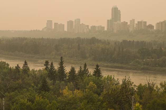 Air Quality Reaches Alarming Levels In Edmonton EDMONTON, CANADA - SEPTEMBER 03, 2023: A view of the North Saskatchewan river in Edmonton area amid wildfire smoke, on September 03, 2023, in Edmonton, Canada. Wildfires in western and northern Canada prompted air quality warnings for Edmonton. On a smoky Sunday morning, the Air Quality Health Index (AQHI) soared past 10 by noon. Doctors urge vulnerable groups, like seniors, children, and those with lung issues, to limit exposure. Edmonton Canada Copyright: xArturxWidakx originalFilename: widak-airquali230903_npbh2.jpg