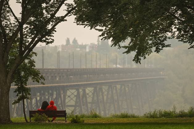 Air Quality Reaches Alarming Levels In Edmonton EDMONTON, CANADA - SEPTEMBER 03, 2023: A view of the High Level Bridge in Edmonton amid wildfire smoke, on September 03, 2023, in Edmonton, Canada. Wildfires in western and northern Canada prompted air quality warnings for Edmonton. On a smoky Sunday morning, the Air Quality Health Index (AQHI) soared past 10 by noon. Doctors urge vulnerable groups, like seniors, children, and those with lung issues, to limit exposure. Edmonton Canada Copyright: xArturxWidakx originalFilename: widak-airquali230903_npcKt.jpg