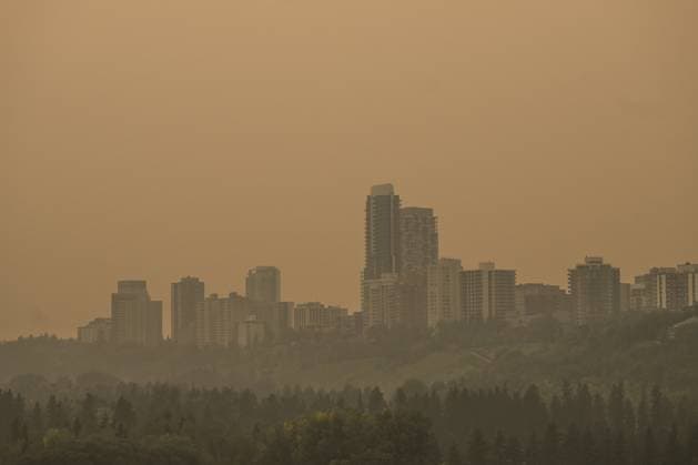 Air Quality Reaches Alarming Levels In Edmonton EDMONTON, CANADA - SEPTEMBER 03, 2023: A view of Edmonton amid wildfire smoke, on September 03, 2023, in Edmonton, Canada. Wildfires in western and northern Canada prompted air quality warnings for Edmonton. On a smoky Sunday morning, the Air Quality Health Index (AQHI) soared past 10 by noon. Doctors urge vulnerable groups, like seniors, children, and those with lung issues, to limit exposure. Edmonton Canada Copyright: xArturxWidakx originalFilename: widak-airquali230903_npiys.jpg