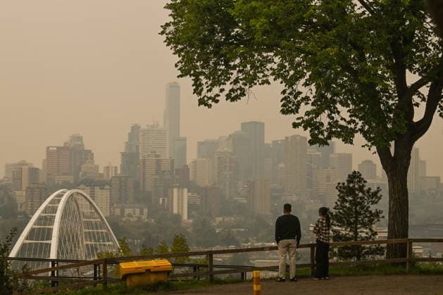 Air Quality Reaches Alarming Levels In Edmonton EDMONTON, CANADA - SEPTEMBER 03, 2023: A view of downtown Edmonton amid wildfire smoke, on September 03, 2023, in Edmonton, Canada. Wildfires in western and northern Canada prompted air quality warnings for Edmonton. On a smoky Sunday morning, the Air Quality Health Index (AQHI) soared past 10 by noon. Doctors urge vulnerable groups, like seniors, children, and those with lung issues, to limit exposure. Edmonton Canada Copyright: xArturxWidakx originalFilename: widak-airquali230903_npNAQ.jpg