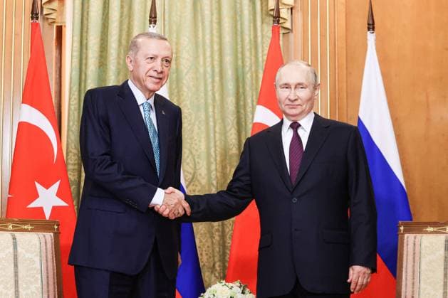 Bilder des Jahres 2023, News 09 September News Themen der Woche KW36 News Bilder des Tages RUSSIA, SOCHI - SEPTEMBER 4, 2023: Russia s President Vladimir Putin (R) and Turkey s President Recep Tayyip Erdogan shake hands during a meeting at the Rus health resort. Sergei Karpukhin TASS  61751952