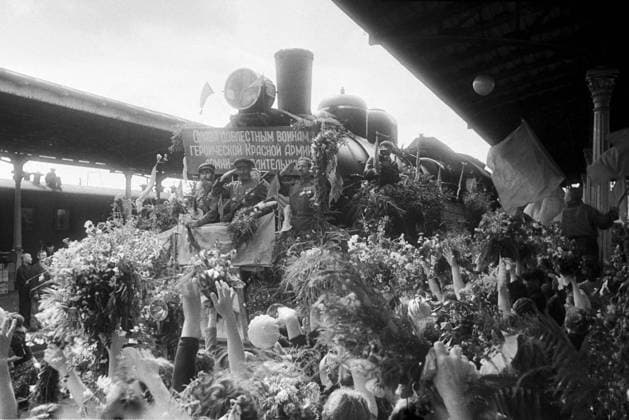 WWII WARRIORS GREETING FLOWERS 981 25.08.1945 People greeting Soviet liberators going in a train decorated with flowers and heroic mottoes. Israel Sputnik Moscow Russia  Copyright: xIsraelx