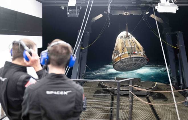 Bilder des Jahres 2023, News 09 September News Themen der Woche KW36 News Bilder des Tages September 4, 2023, Jacksonville, FL, United States of America: Support teams winch the SpaceX Dragon Endeavour spacecraft on to the MEGAN Recovery ship shortly after it splashed down in the Atlantic Ocean, September 4,2023 off the coast of Jacksonville, Florida. The space capsule carried NASA astronauts Stephen Bowen and Woody Hoburg, UAE astronaut Sultan Alneyadi, and Roscosmos cosmonaut Andrey Fedyaev safely home from the International Space Station. Jacksonville United States of America - ZUMAp138 20230904_zaa_p138_008 Copyright: xJoelxKowsky Nasax