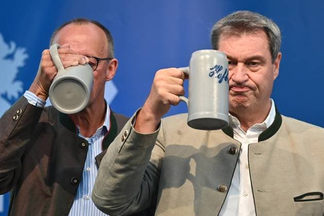 Markus SOEDER (Ministerpraesident Bayern und CSU Vorsitzender) und Friedrich MERZ (CDU Vorsitzender) auf dem Politischen Gillamoos am 04.09.2023 in Abensberg. Beide trinken Bier aus einem Masskkrug *** Markus SOEDER State Premier of Bavaria and CSU Chairman and Friedrich MERZ CDU Chairman at the Political Gillamoos on 04 09 2023 in Abensberg Both drink beer from a Masskkrug