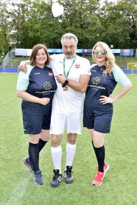 Katharina Fegebank (Zweite Buergermeisterin der Freien und Hansestadt Hamburg), Prof. Dr. Thomas Mir und Sandra Quadflieg beim Benefiz Fussballspiel Kicken mit Herz zugunsten der Kinder Herzstation der Universitaetsklinik Eppendorf in Hamburg am 03.09.2023