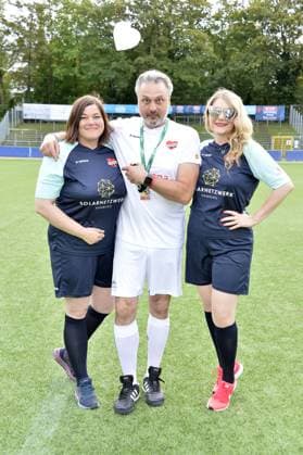 Katharina Fegebank (Zweite Buergermeisterin der Freien und Hansestadt Hamburg), Prof. Dr. Thomas Mir und Sandra Quadflieg beim Benefiz Fussballspiel Kicken mit Herz zugunsten der Kinder Herzstation der Universitaetsklinik Eppendorf in Hamburg am 03.09.2023