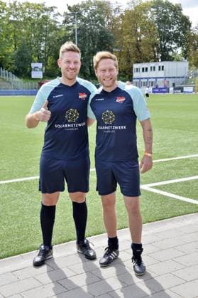 Finn Mottel und Johannes Oerding beim Benefiz Fussballspiel Kicken mit Herz zugunsten der Kinder Herzstation der Universitaetsklinik Eppendorf in Hamburg am 03.09.2023