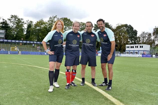 Esther Roling, Bjarne Maedel, Axel Bosse und Stephan Luca beim Benefiz Fussballspiel Kicken mit Herz zugunsten der Kinder Herzstation der Universitaetsklinik Eppendorf in Hamburg am 03.09.2023