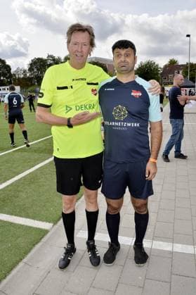Lou Richter und Serdal Celebi (erster Blindenfußballspieler der das Tor des Monats erzielte) beim Benefiz Fussballspiel Kicken mit Herz zugunsten der Kinder Herzstation der Universitaetsklinik Eppendorf in Hamburg am 03.09.2023