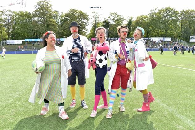 Clowns vom Universitaetsklinikum Hamburg-Eppendorf beim Benefiz Fussballspiel Kicken mit Herz zugunsten der Kinder Herzstation der Universitaetsklinik Eppendorf in Hamburg am 03.09.2023