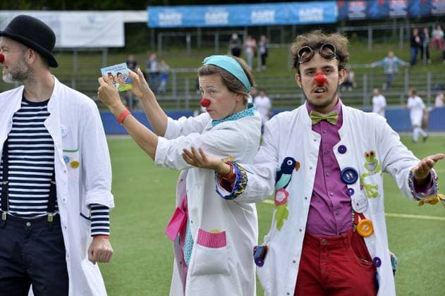 Clowns vom Universitaetsklinikum Hamburg-Eppendorf beim Benefiz Fussballspiel Kicken mit Herz zugunsten der Kinder Herzstation der Universitaetsklinik Eppendorf in Hamburg am 03.09.2023