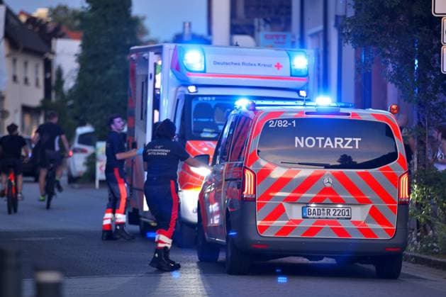 Feuerwehr und Notarzt, Symbolfotos 04.09.2023, Iffezheim Rastatt bei Baden-Baden, Ein Krankenwagen und Notarzt mit Blaulicht am Einsatzort auf der Hauptstraße. Ein junger Mann musste Abends nach einem Unfall medizinisch versorgt werden. Polizei, Rettungskräfte und Sanitäter waren vor Ort. Baden-Württemberg Deutschland *** 04 09 2023, Iffezheim Rastatt near Baden Baden, An ambulance and emergency doctor with blue lights on the scene on the main road A young man had to be medically treated in the evening after an accident Police, rescue workers and paramedics were on the scene Baden Württemberg Germany