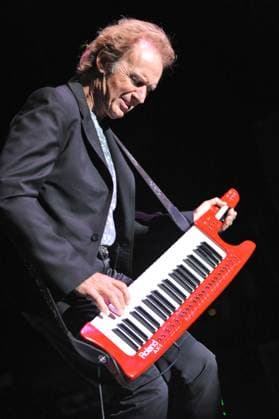GARY WRIGHT (April 26, 1943 - September 4, 2023) was an American musician and composer best known for his 1976 hit songs Dream Weaver and Love Is Alive , and for his role in helping establish the synthesizer as a leading instrument in rock and pop music. Before he hit it big, Wright was member of the British blues rock band Spooky Tooth and he played keyboards on former Beatle George Harrison s triple album All Things Must Pass (1970). As child actor, Wright performed on Broadway in the hit musical Fanny . FILE PHOTO SHOT ON: August 5, 2011, Los Angeles, California, USA: Musician, GARY WRIGHT, performing live at HippieFest 2011, at the Greek Theatre. Los Angeles USA - ZUMAmt3_ 20110805_mda_mt3_015 Copyright: xScottxMitchellx