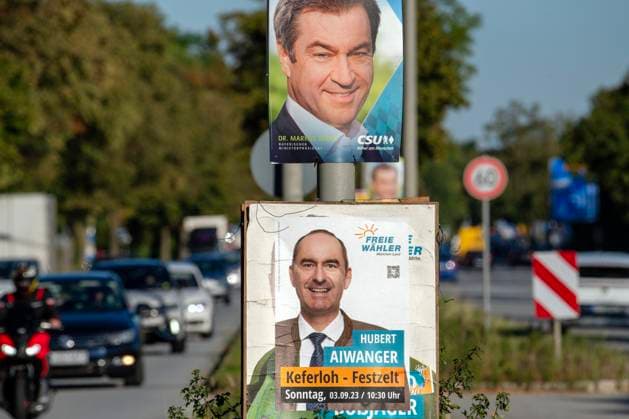 Wahlplakate Markus Söder und Hubert Aiwanger, München, September 2023 Deutschland, München, September 2023, Wahlplakate von Markus Söder, CSU, und Hubert Aiwanger, Vorsitzender der Freien Wähler, an einer Ausfallstraße, Symbolfoto Flugblattaffäre, Landtagswahlen, Wahlkampf, Plakat, *** Election posters Markus Söder and Hubert Aiwanger, Munich, September 2023 Germany, Munich, September 2023, election posters of Markus Söder, CSU, and Hubert Aiwanger, chairman of the Free Voters, on an arterial road, symbol photo leaflet affair, state elections, election campaign, poster,
