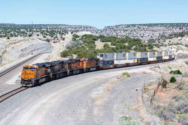 Güterzug der BNSF Railway mit Containern Zug Bahn Eisenbahn am Abo Pass in New Mexico, USA Abo, USA - 9. Mai 2023: Güterzug der BNSF Railway mit Containern Zug Bahn Eisenbahn am Abo Pass in New Mexico, USA.