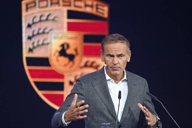Oliver BLUME (Vorstandsvorsitzender der Dr. Ing. h. c. F. Porsche AG und der Volkswagen AG) bei einem Vortrag am 05.09.2023 vor Porsche Logo,Markenemblem IAA Mobility 2023 in der Messe Riem vom 05.09.-10.09.2023 in Muenchen. *** Oliver BLUME Chairman of the Executive Board of Dr Ing h c F Porsche AG and Volkswagen AG at a lecture on 05 09 2023 in front of Porsche logo,brand emblem IAA Mobility 2023 at Messe Riem from 05 09 10 09 2023 in Munich.