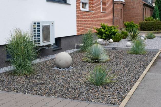 Moderner Vorgarten mit Steinfläche, Schottergarten, Nordrhein-Westfalen, Deutschland, Europa *** modern Front garden with Stone surface, Gravel Garden, North Rhine Westphalia, Germany, Europe 1100403369
