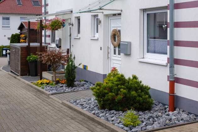 Moderner Vorgarten mit Schottersteinen, Nordrhein-Westfalen, Deutschland, Europa *** modern Front garden with Gravel stones, North Rhine Westphalia, Germany, Europe 1100403382