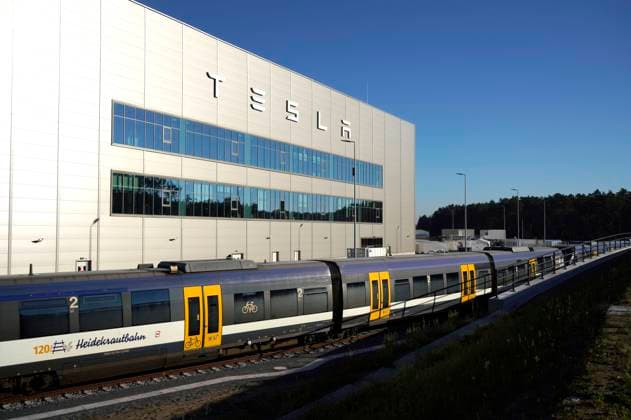 Seit Montag, dem 04.09.2023, bringt Tesla einen Teil seiner Mitarbeiter per Bahnshuttle aus Erkner zum Firmengelände direkt am östlichen Berliner Ring. Die Niederbarnimer Eisenbahn setzt hierfür einen Dieselzug ein. Der Dieselzug pendelt fortan an Werktagen - Montag bis Freitag - knapp 60-mal pro Tag zwischen dem Bahnhof Erkner und dem Werksgelände. Allein damit werden zum Schichtwechsel mehr als 1.500 Mitarbeiter direkt auf das Werksgelände gebracht. (Quelle: rbb24.de) Grünheide, 04.09.2023