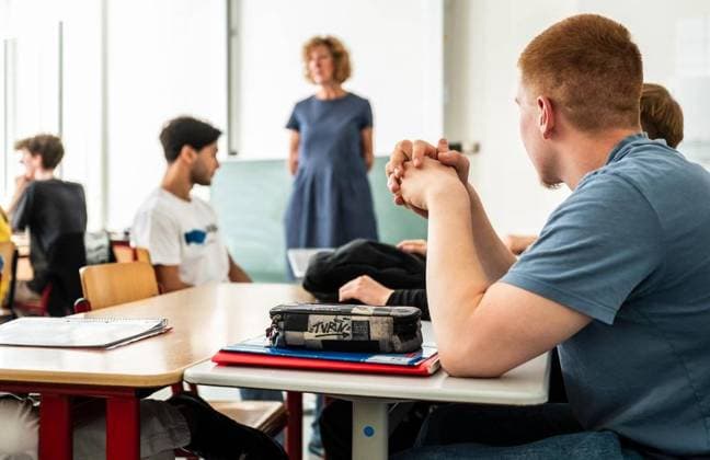 Karl-Ziegler-Schule in Mülheim an der Ruhr *** NUR FÜR REDAKTIONELLE ZWECKE *** EDITORIAL USE ONLY ***<p>Schüler einer sogenannten Bündelungsklasse nehmen am Dienstag, 05.09.2023, an der Karl-Ziegler-Schule an einer Deutschstunde ihrer Schulleiterin Ute Gibbels teil. Diese zusätzlichen Klassen sind aufgrund der Umstellung des Abiturs von G8 auf G9 notwendig, um Schulwechsler von den Realschulen und Wiederholer aufzufangen. Deutschland NRW Mülheim an der Ruhr Copyright: MartinxMöller *** Karl Ziegler School in Mülheim an der Ruhr FOR EDITORIAL PURPOSES ONLY EDITORIAL USE ONLY p Pupils of a so-called bundling class take part in a German lesson given by their principal Ute Gibbels at the Karl Ziegler School on Tuesday, 05 09 2023 These Copyright: MartinxMöller doc7rtprl1p6w0rphyci0n ,EDITORIAL USE ONLY