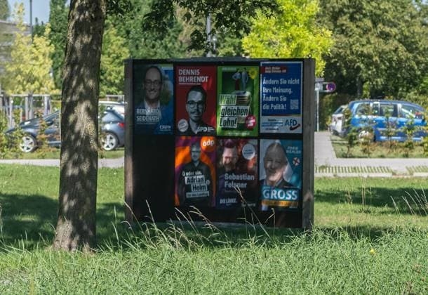 München GER, Wahlplakate zur Landtagswahl in Bayern 2923, 05.09.2023. Plakattafel mit diversen mehreren Wahlplakaten: CSU, SPD, OEDP, Die Gruenen Gruene, Die Linke, AfD, Freie Waehler, Schatten, Schattenspiel. GER, Wahlplakate zur Landtagswahl in Bayern 2923, 05.09.2023. *** Munich GER, election posters for the state election in Bavaria 2923, 05 09 2023 billboard with various several election posters CSU, SPD, OEDP, Die Gruenen Gruene, Die Linke, AfD, Freie Waehler, shadow, shadow play GER, election posters for the state election in Bavaria 2923, 05 09 2023 Copyright: xEibner-Pressefoto HeikexFeinerx EP_HFR