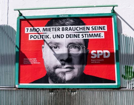 München GER, Wahlplakate zur Landtagswahl in Bayern 2023, 05.09.2023. SPD Bayern, von Brunn, Grossformat, Plakatwand, Werbewand, Slogan: 7 Mio. Mieter brauchen seine Politik. Und deine Stimme. Mieter wie Fatih brauchen endlich bezahlbares Wohnen. Bayern braucht von Brunn. GER, Wahlplakate zur Landtagswahl in Bayern 2023, 05.09.2023. *** Munich GER, election posters for the state election in Bavaria 2023, 05 09 2023 SPD Bavaria, von Brunn, large format, billboard, advertising wall, slogan 7 million tenants need his policy And your voice tenants like Fatih finally need affordable housing Bavaria needs von Brunn GER, election posters for the state election in Bavaria 2023, 05 09 2023 Copyright: xEibner-Pressefoto HeikexFeinerx EP_HFR