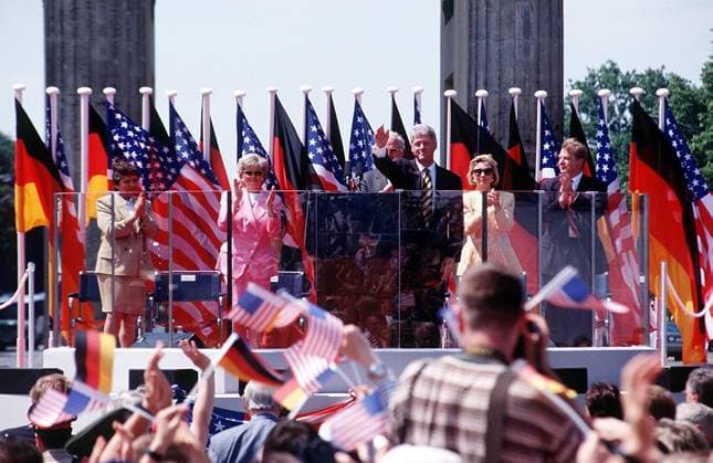 BILL CLINTON President of USA. With his wife HILLARY CLINTON. Bandphoto Agency Photo B02 037102 19.07.1994 BILL CLINTON President of USA. With his wife HILLARY CLINTON. Bandphoto Agency Photo B02 037102 19.07.1994, Credit: Band Photo uppa.co.uk Avalon United Kingdom  Copyright: x xBandxPhotox xuppa.co.ukx xAvalonx 0503392653